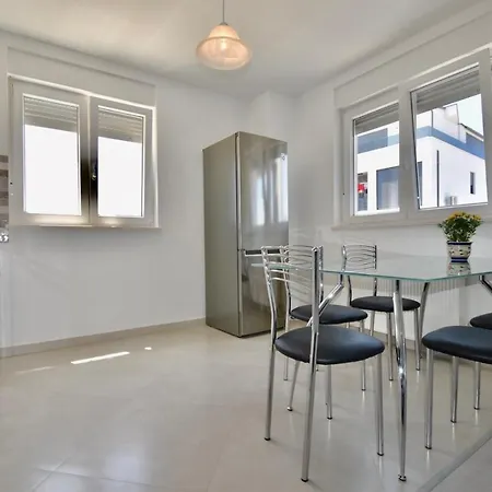 City View Apartment With 2 Bedrooms Apartmán Pula